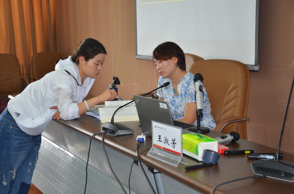 学员向授课教师请教问题